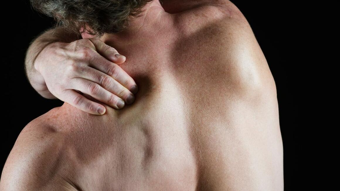 dor nas costas baixo o omóplato esquerdo
