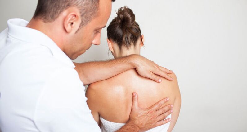 exame e masaxe nas costas por un especialista