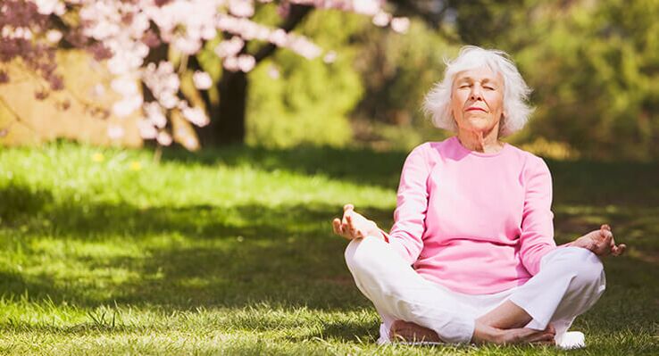 anciá meditando con artrose de cadeira