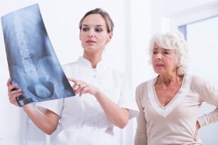 médico mostrando paciente de raios x da columna vertebral